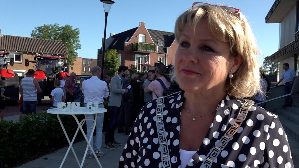 Foto: Burgemeester doet aangifte na gemaskerde man voor de deur en stro in de tuin