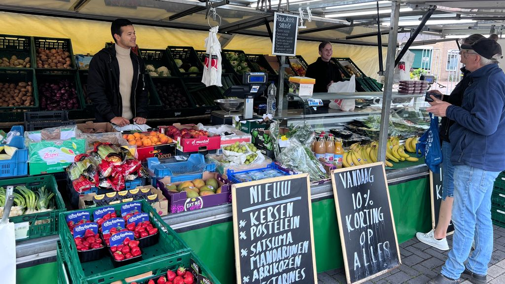 Foto: Quinten en Marc verkopen groenten en fruit op winkelcentrum De Binnenhof