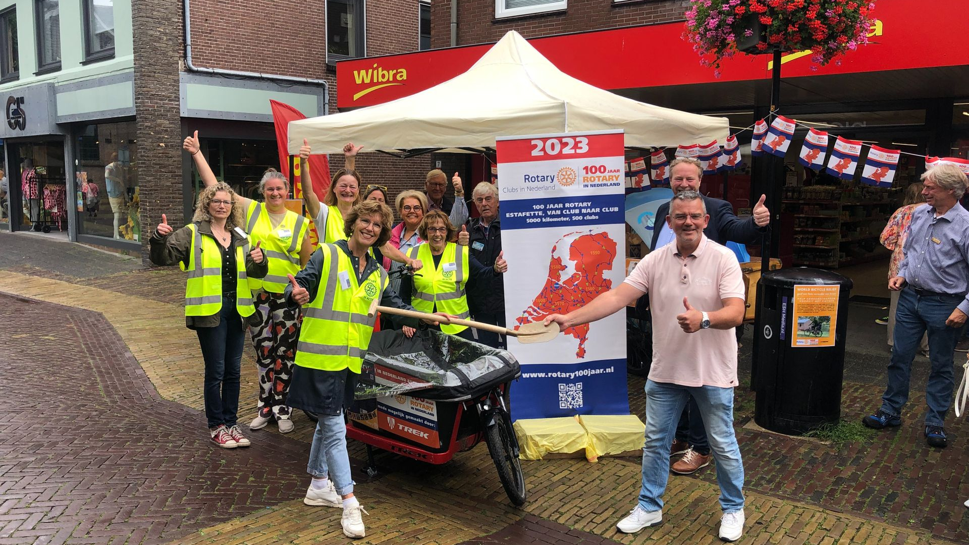 Foto: De 100-jaar Rotary bakfiets estafette vervolgt route van Vierhouten via Putten naar Apeldoorn.