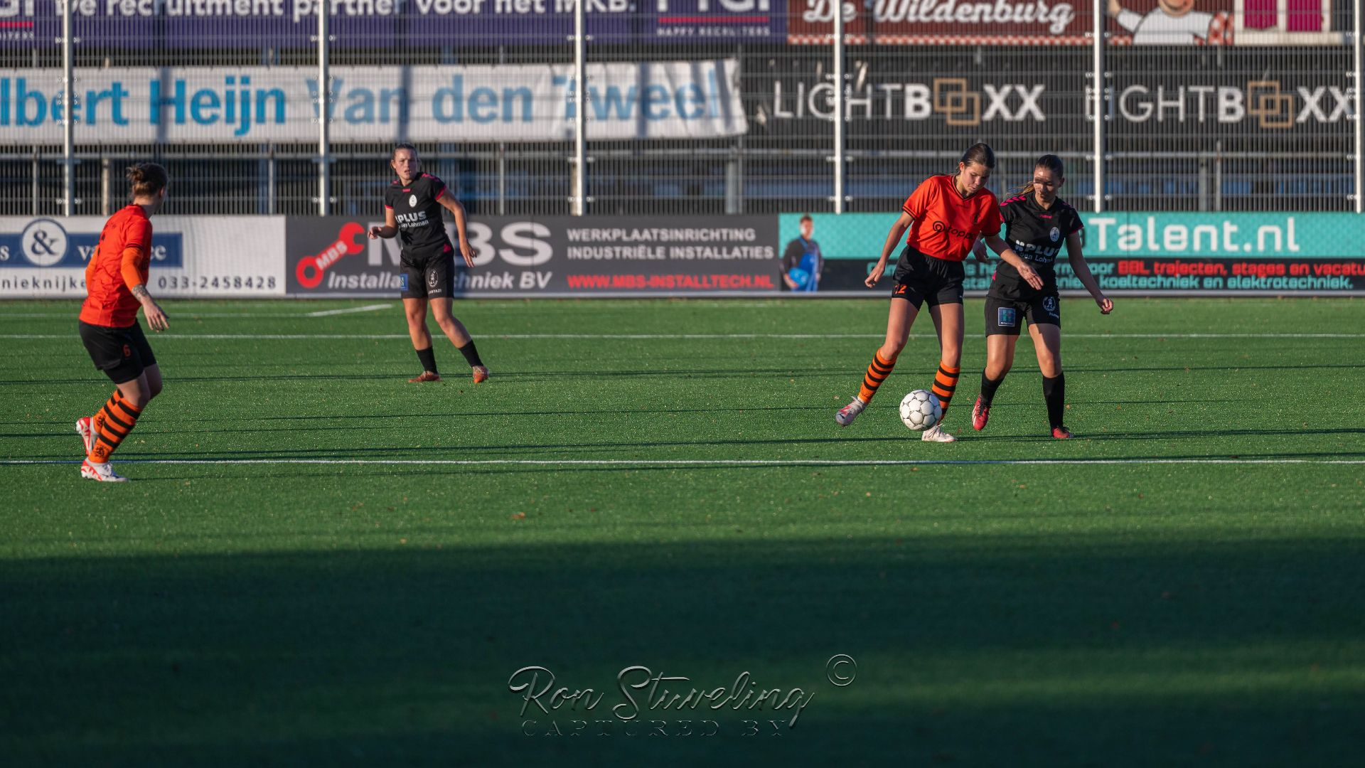 Foto: Koplopers houden elkaar in de tang