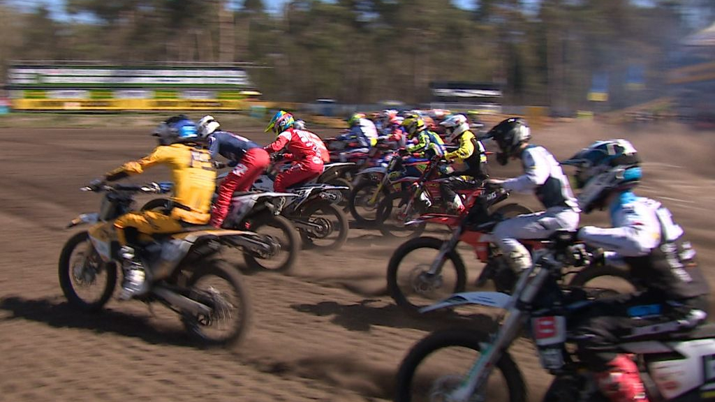 Foto: Motorcrossers én publiek genieten weer in Oldebroek