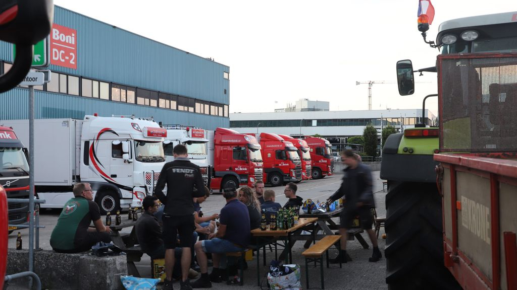 Foto: Boeren blijven distributiecentra blokkeren ondanks noodverordening