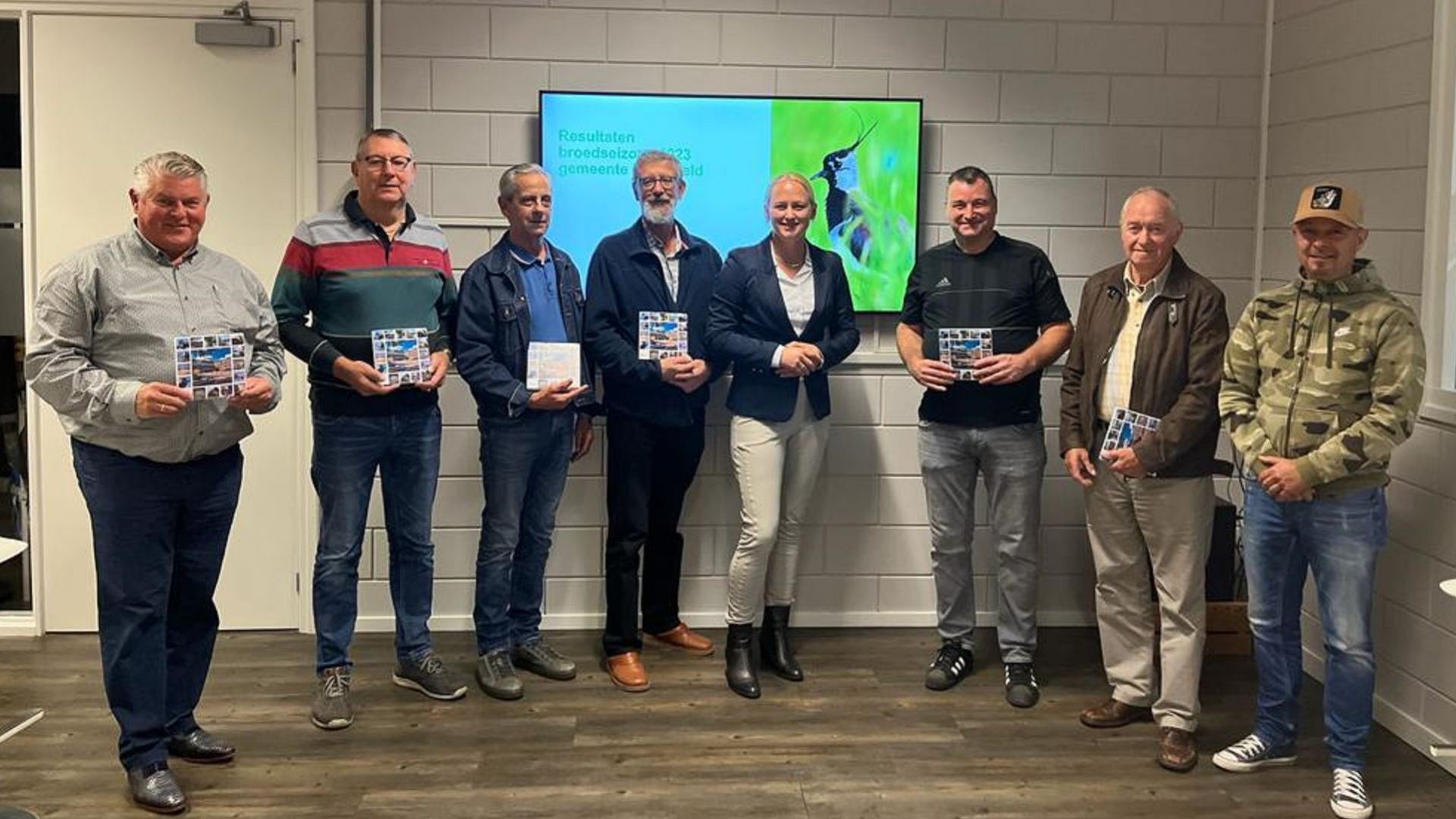 Foto: Wethouder bedankt vrijwilligers die weidevogels beschermen