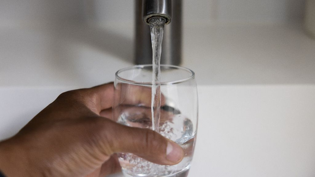 Foto: 'Kook drinkwater eerst', is het advies na besmetting in Didam