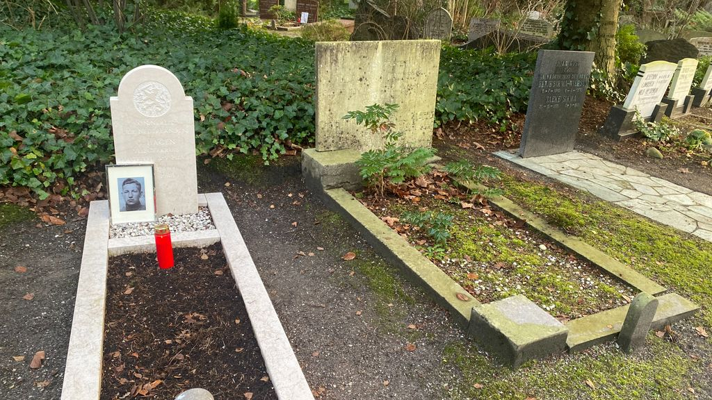 Foto: Kersttraditie voortgezet, kerstlichtjes op oorlogsgraven geplaatst