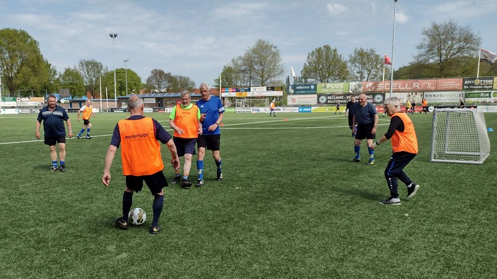 Foto: Walking Footballers van VV Nunspeet genieten op en top van voetbal