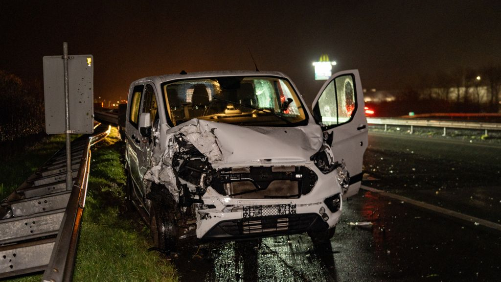 Foto: Bestelbus klapt op aanhanger met speedboot, ravage op de weg