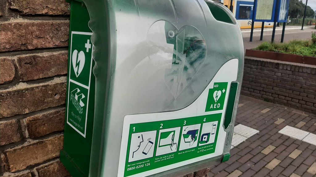 Foto: AED gestolen op station Putten: 'Ontzettend asociaal'