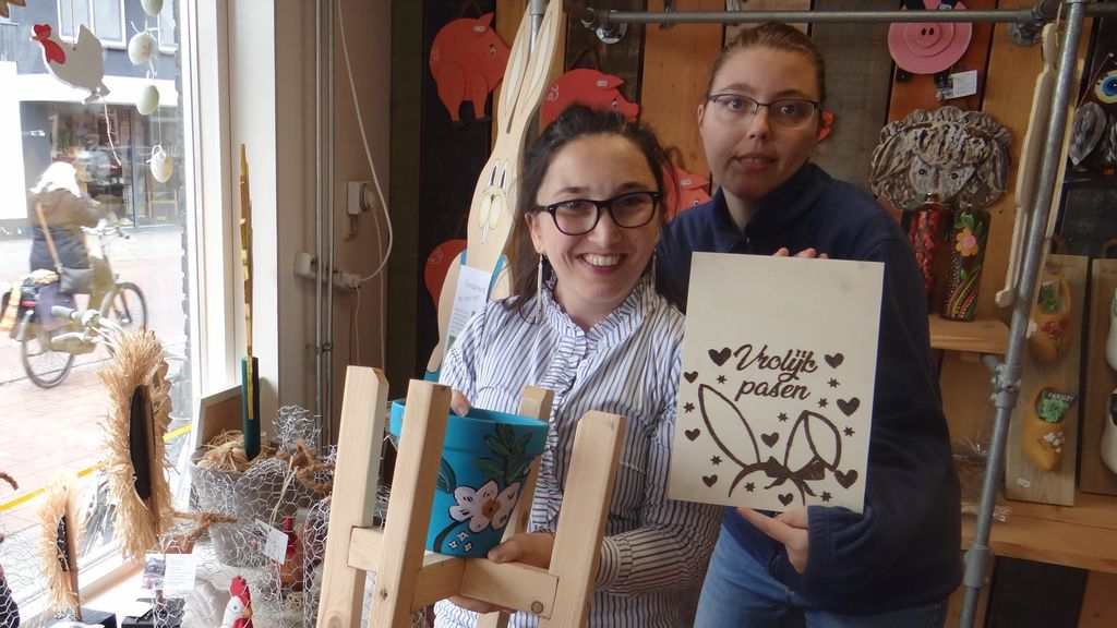 Foto: Met trots laten deelnemers van De Kokon hun zelfgemaakte spulletjes zien