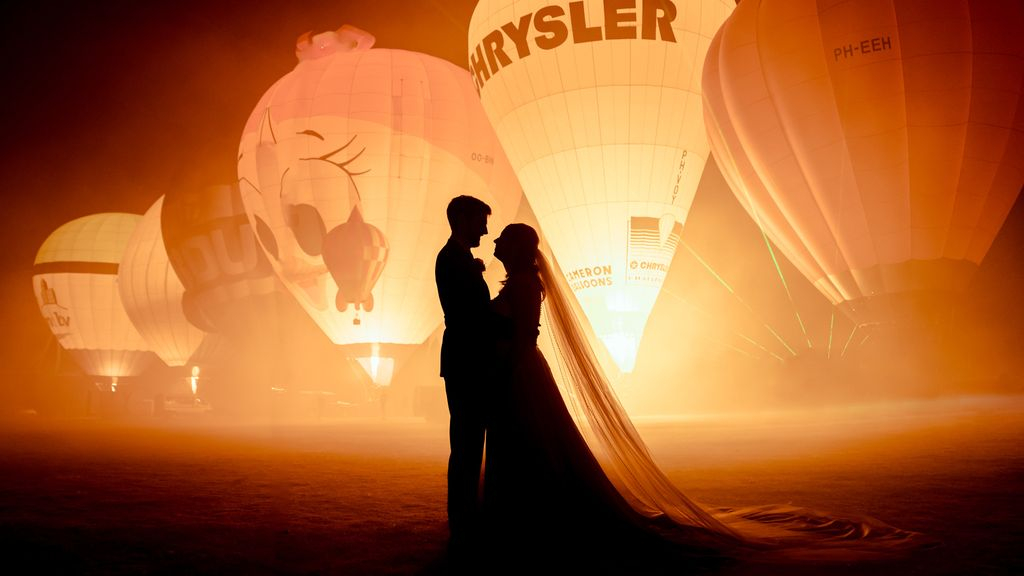 Foto: Spectaculaire trouwfoto maakt kersvers bruidspaar superblij