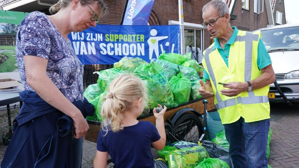 Foto: Happy Stones en poffertjes tijdens World Cleanup Day in Nijkerk