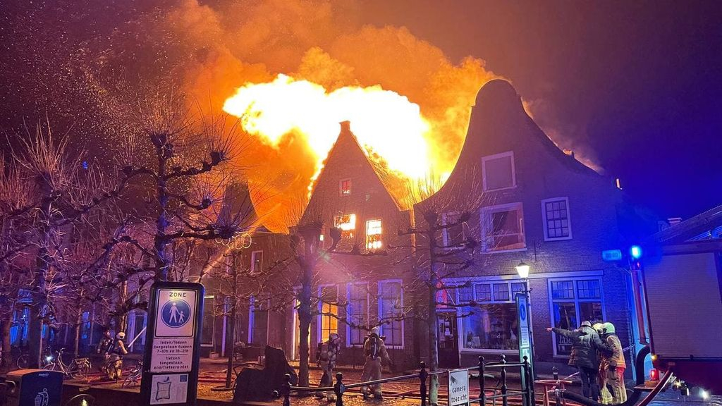 Foto: Gewonde bij grote uitslaande brand in binnenstad Elburg