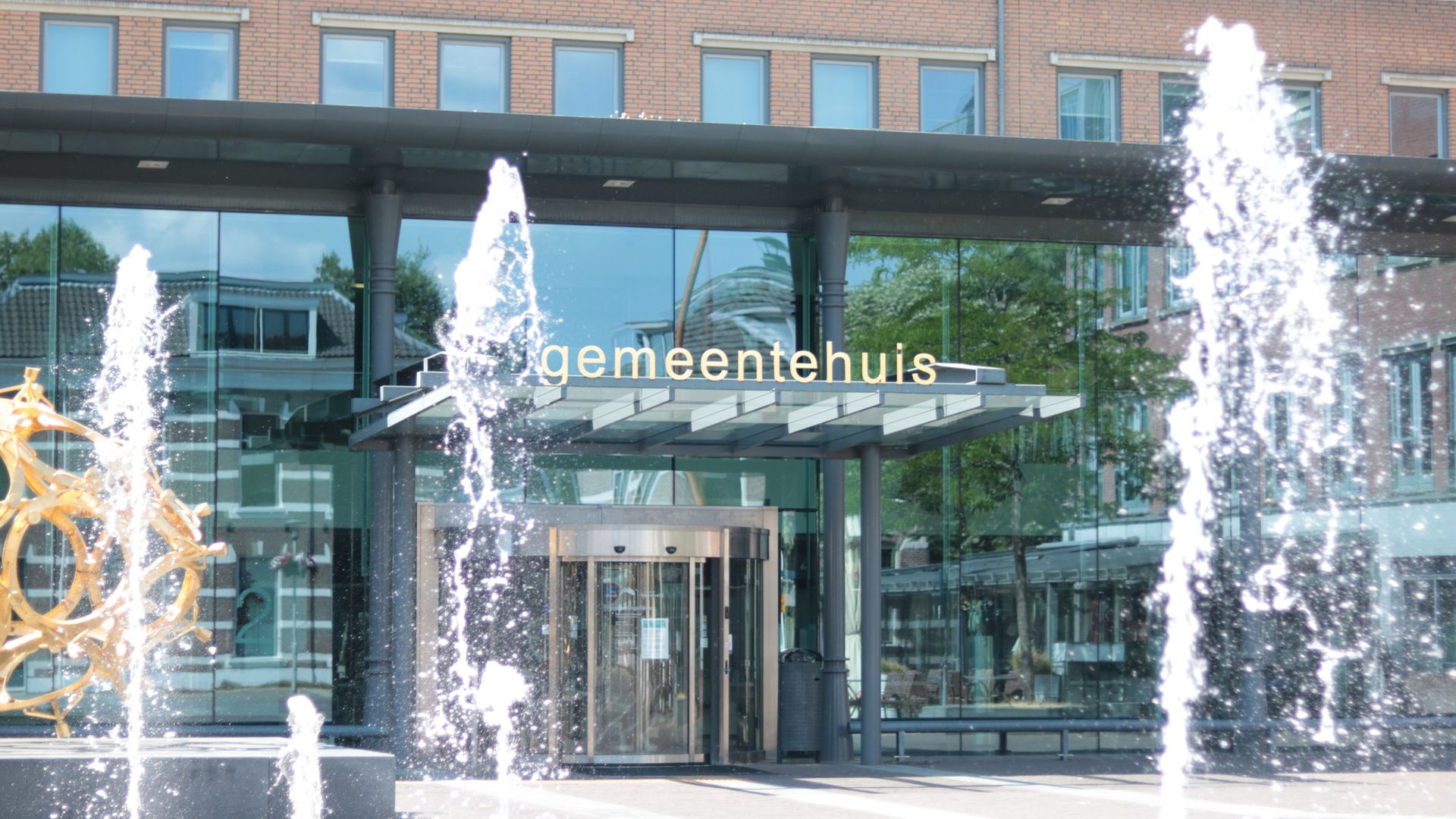 Foto: Gemeentehuis Barneveld beperkt bereikbaar