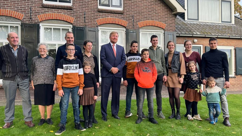 Foto: En ineens is daar de koning op het erf: 'Hij weet er best veel van'