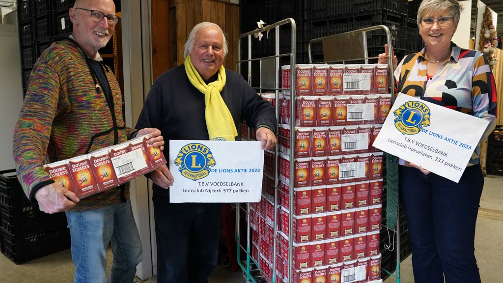 Foto: Lionsclubs overhandigen 810 pakken koffie