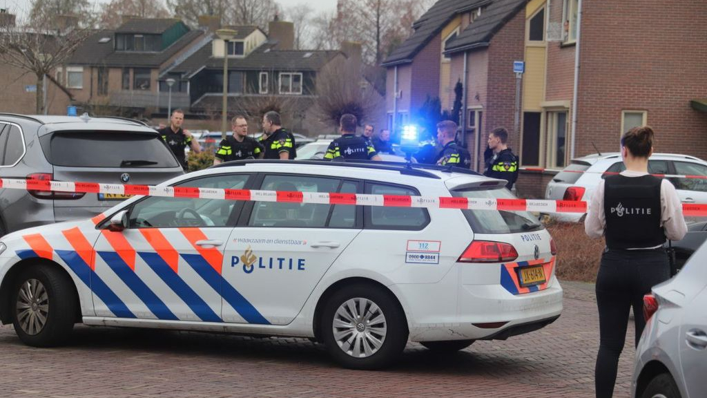 Foto: Dode gevonden in woning Nijkerk, politie doet onderzoek