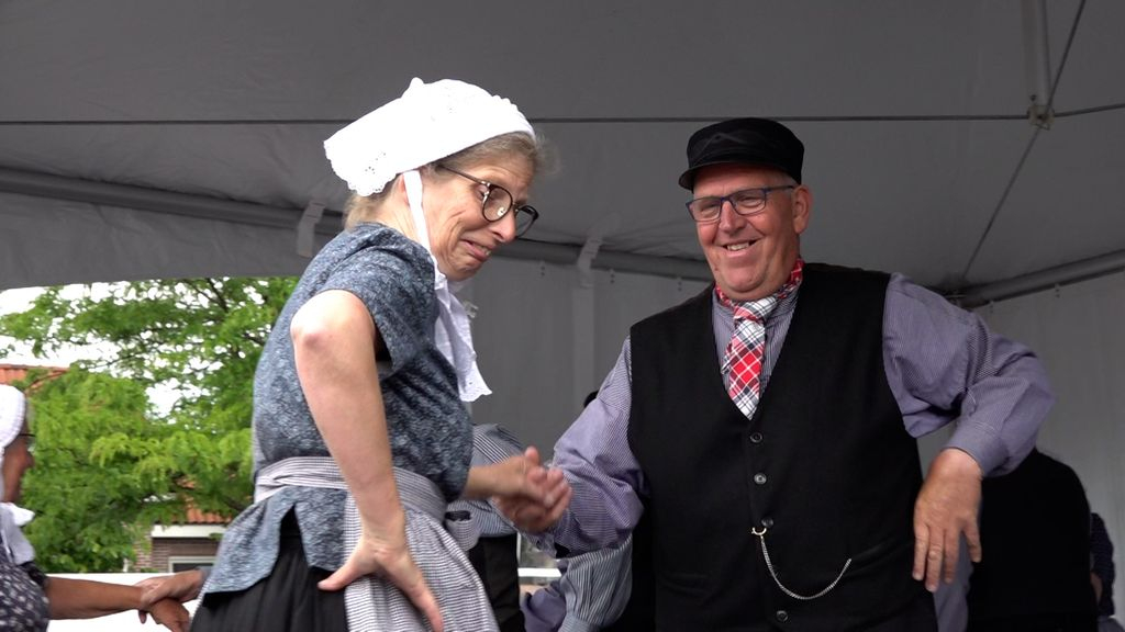 Foto: Eindelijk weer Eibertjesdag in Nunspeet; klederdracht uit alle windstreken