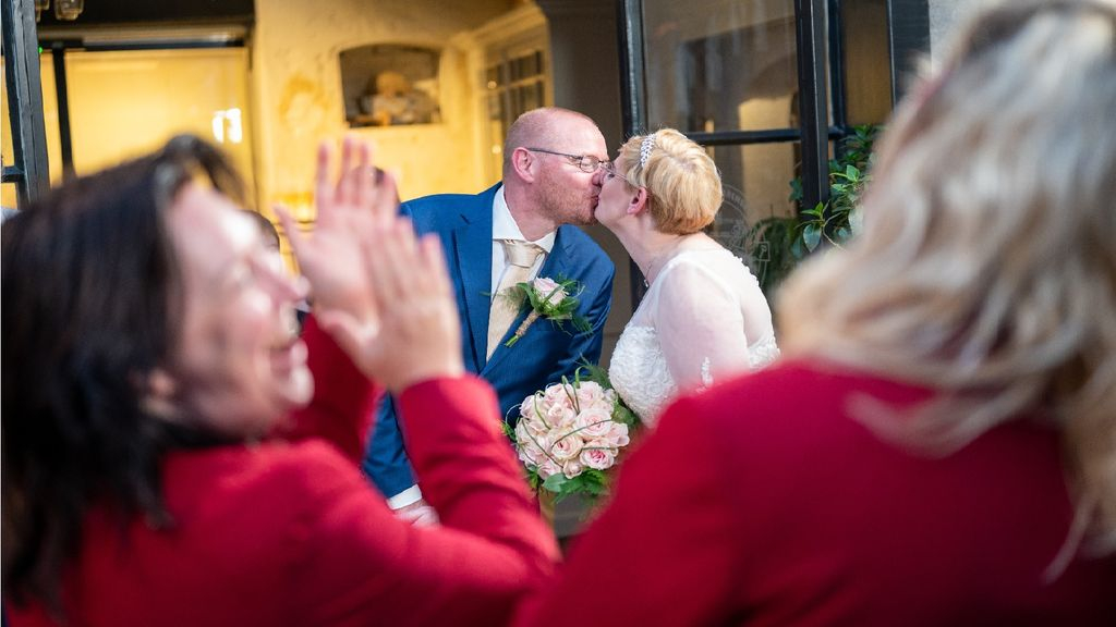 Foto: Kees en Annoeska werken keihard, maar hebben te weinig geld voor een echt huwelijk