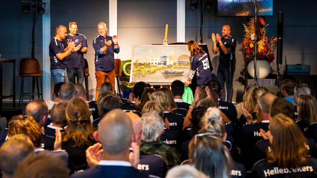 Foto: Hellebrekers zwaait Eddy Vlijm groots uit