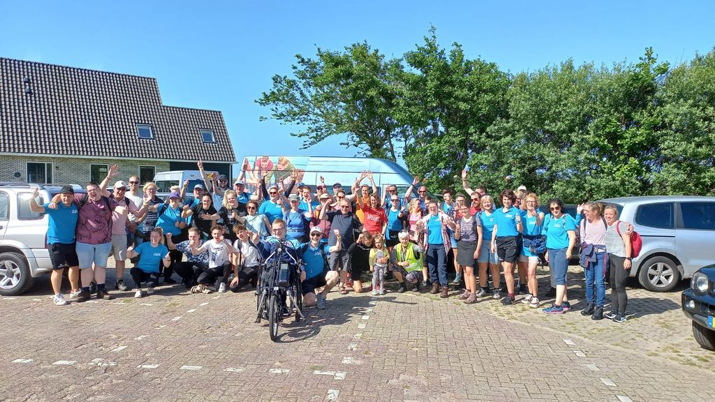 Foto: Jan en Gea halen de eindstreep bij de Ameland Challenge