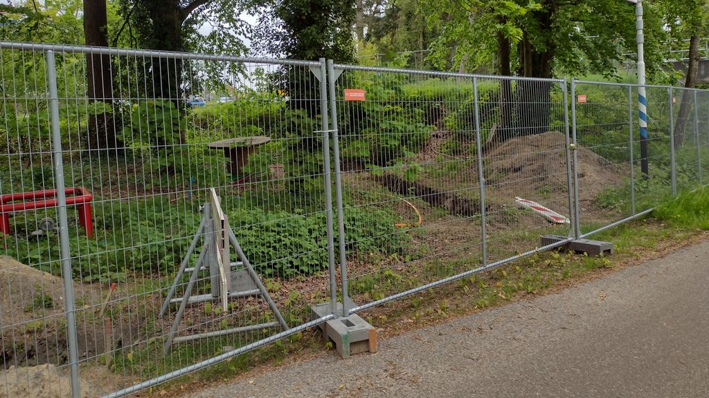 Foto: Bodemverontreiniging aangetroffen bij graafwerkzaamheden stationsomgeving