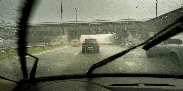 Foto: Waarom je juist nú voorzichtiger moet rijden als het heeft geregend