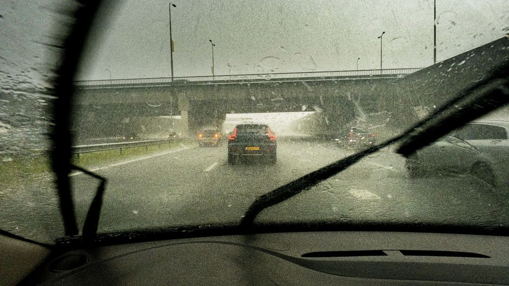 Foto: Waarom je juist nú voorzichtiger moet rijden als het heeft geregend