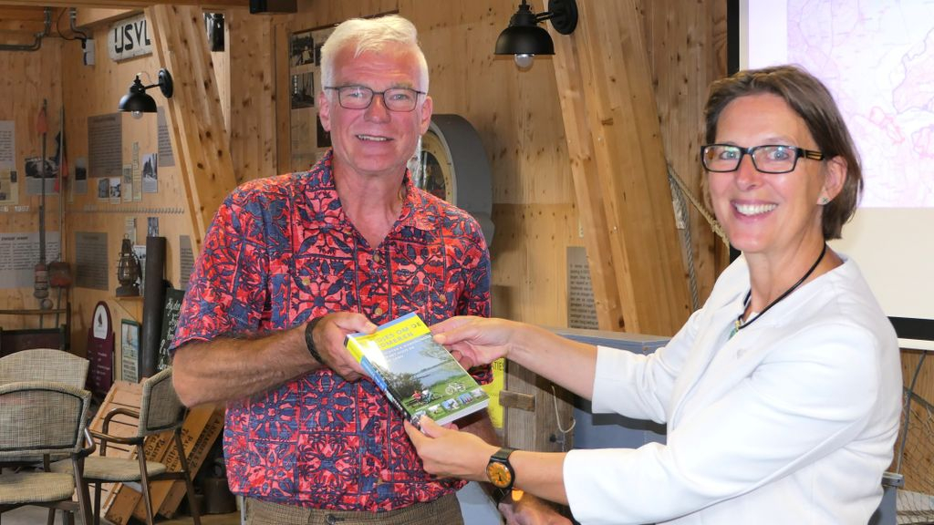 Foto: Landloper Fokko Bosker presenteert routegids 'Rondjes om de Randmeren' in Bottermuseum Harderwijk