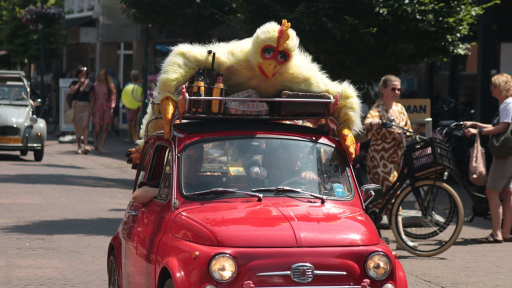 Foto: Fiat 500's toeren rondom Barneveld