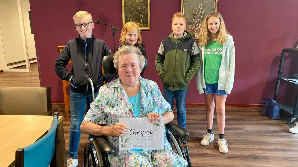 Foto: Leerlingen Petraschool brengen een cheque voor de bewoners van de Bunterhoek