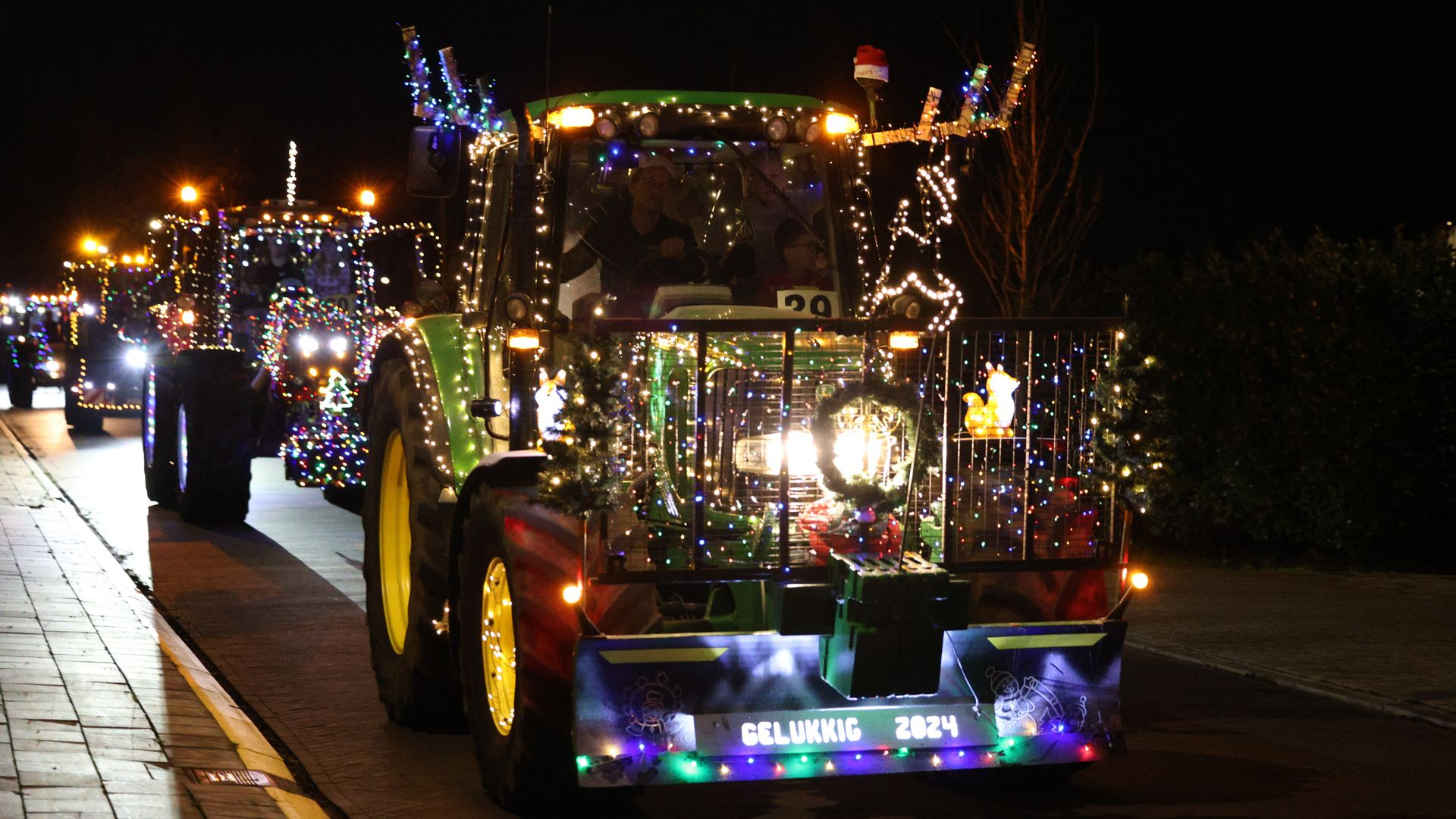 Foto: Verlichte tractoren op tournee
