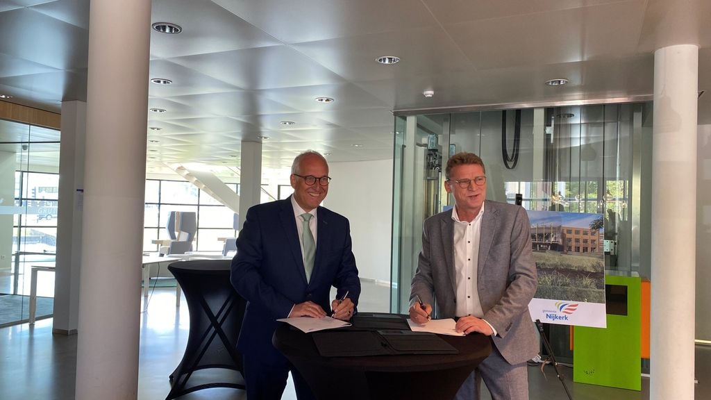 Foto: Prins Bouw en gemeente Nijkerk tekenen overeenkomst