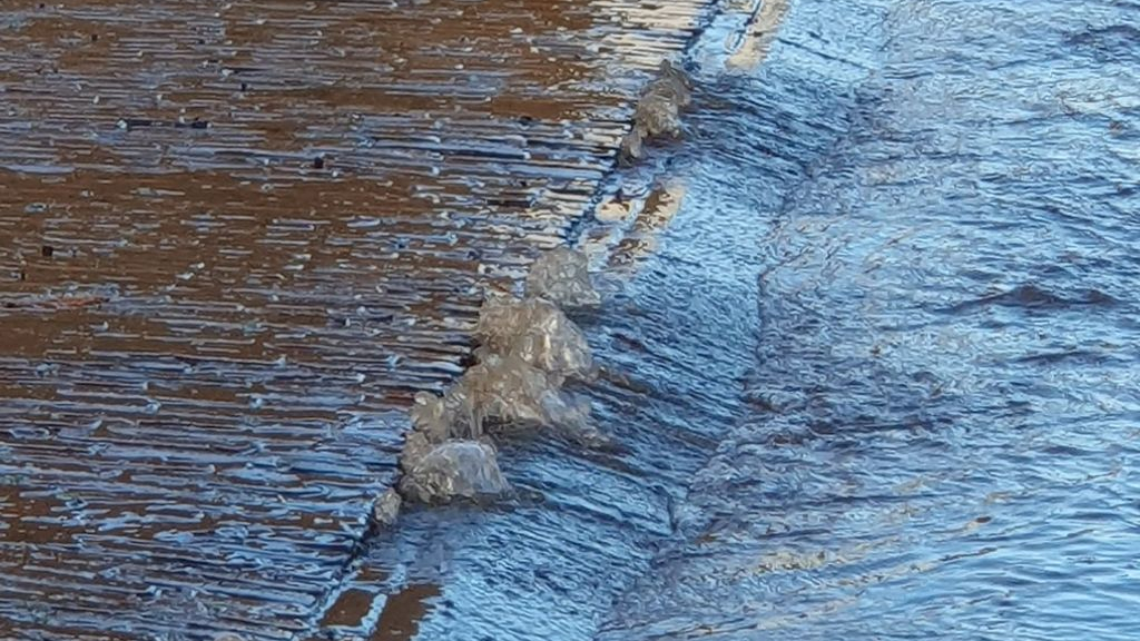 Foto: Gesprongen leiding zorgt voor wateroverlast in Elburg