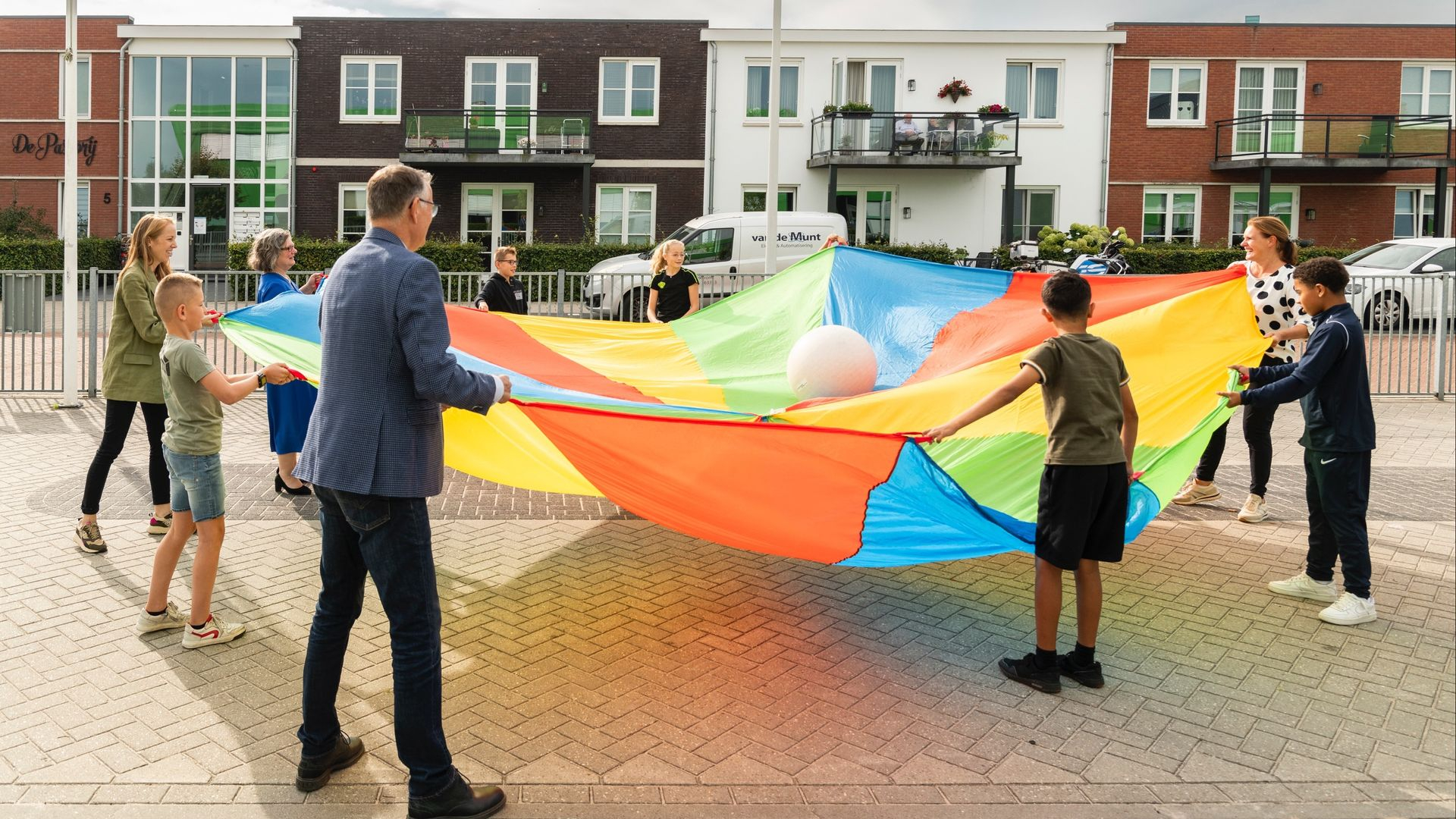 Foto: Werkbezoek wethouder Jolanda de Heer aan De Vogelhorst en Donnerschool