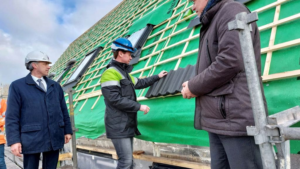 Foto: Eerste dakpannen op nieuwe woningen Kijktuinen