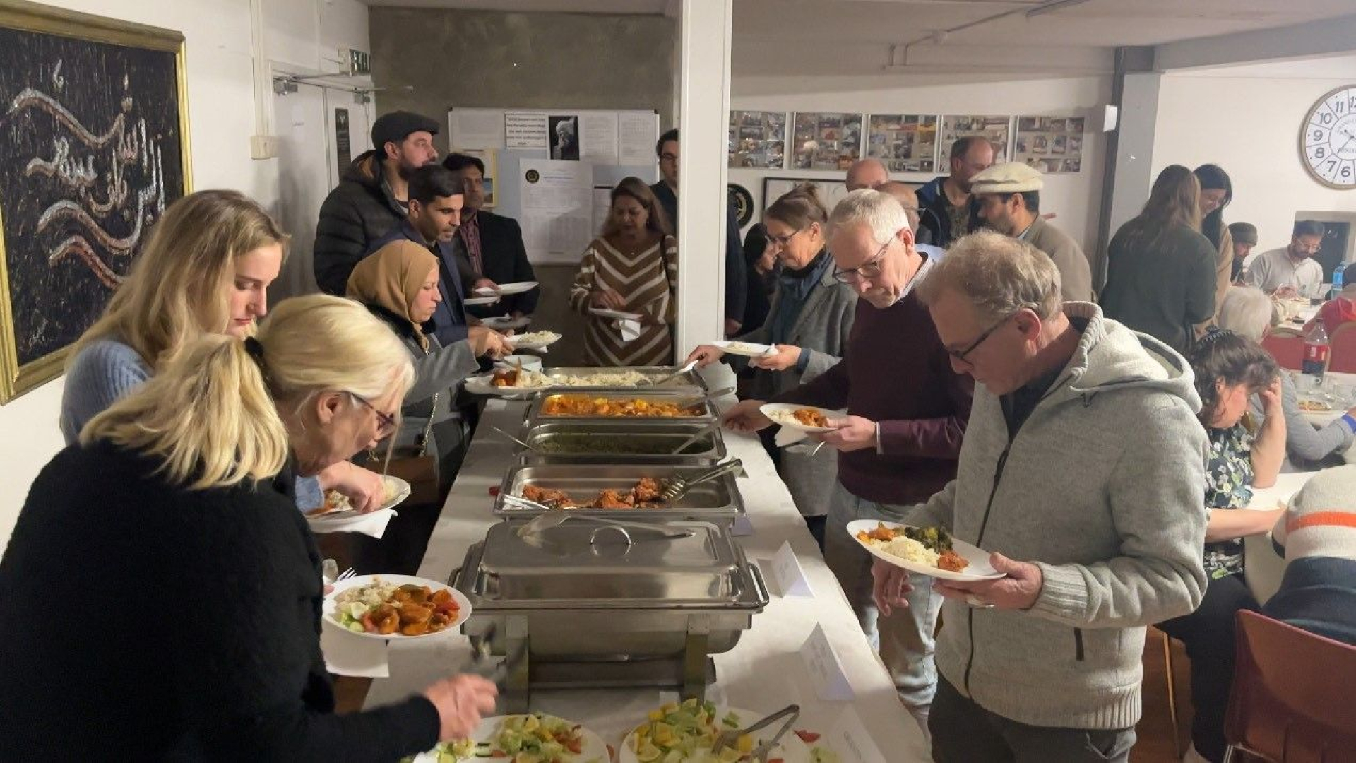 Foto: Ruim honderd bezoekers tijdens nieuwjaarsreceptie moskee