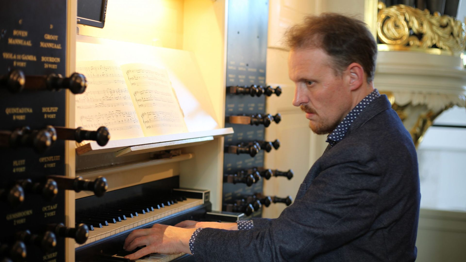 Foto: Organist Rien Donkersloot speelt verzoeknummers in Grote Kerk Nijkerk
