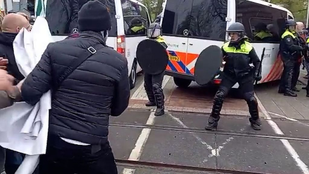 Foto: Geweld tegen politie en ME: vijf verdachten coronaprotest Barneveld voor rechter