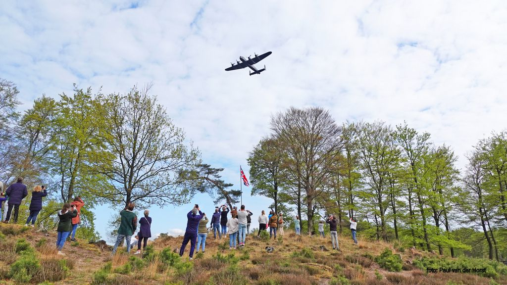 Foto: Unieke flypast over Lancastermonument Hulshorst