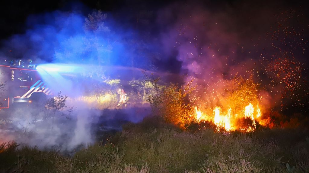 Foto: Brandweer speurt vanuit vliegtuigje naar natuurbranden