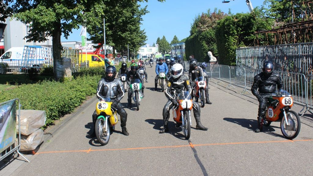 Foto: Classic Demo race van de baan