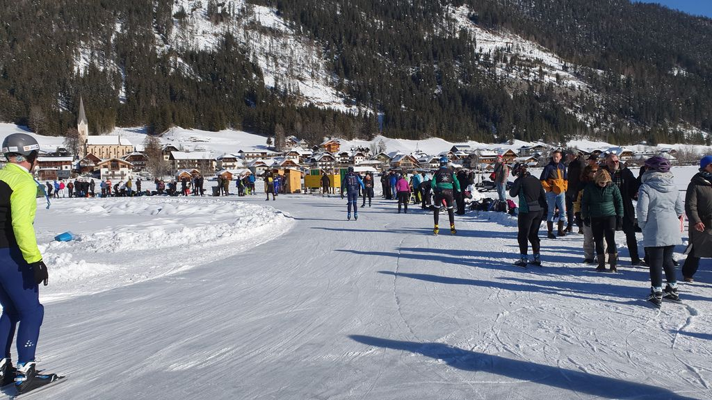 Foto: Volop Nunspeets schaatsplezier op de Weissensee