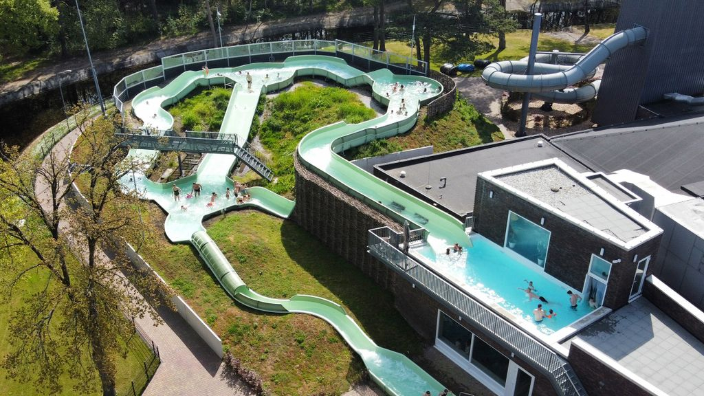 Foto: Ruben (6) is 100.000e bezoeker van het bosbad en komt speciaal voor de wildwaterbaan