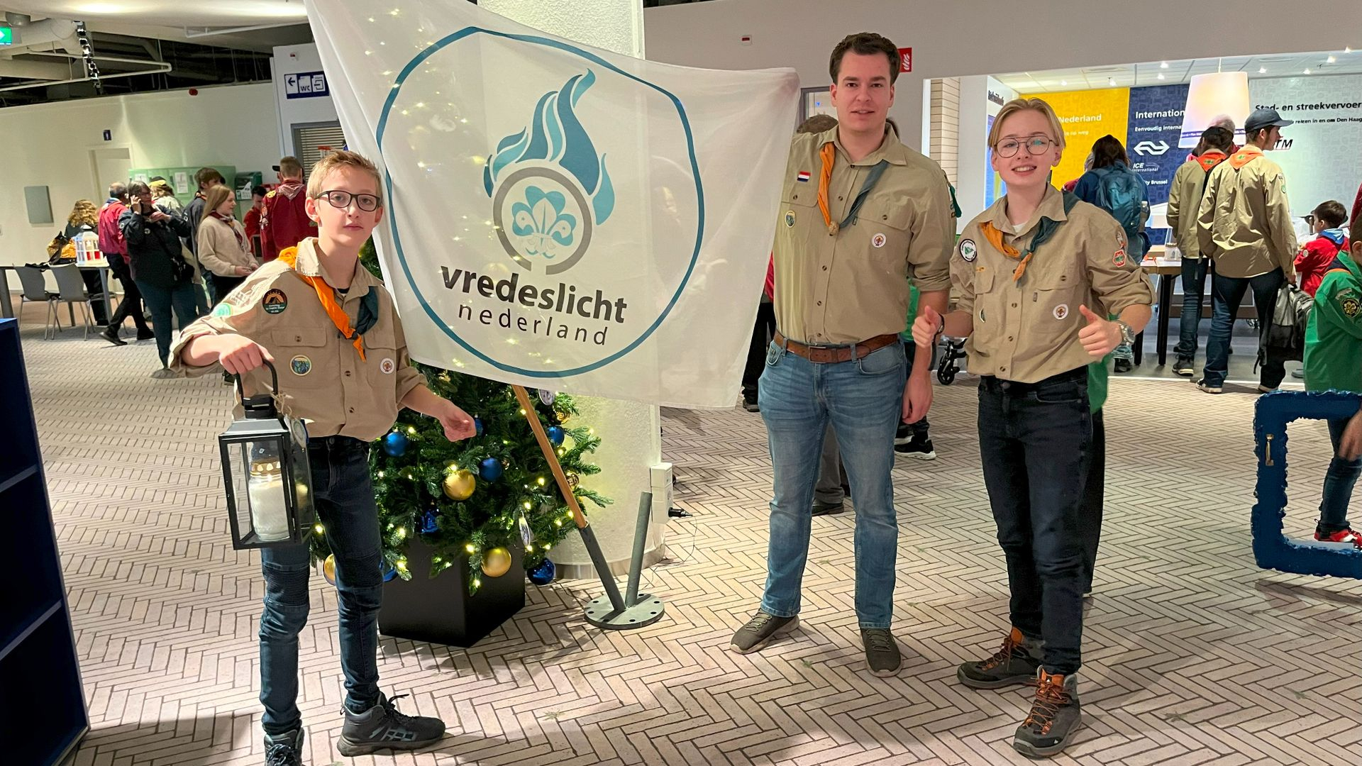 Foto: Scouts delen Vredeslicht uit