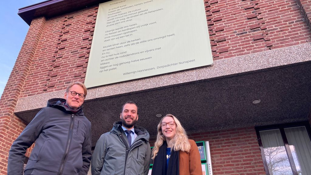 Foto: Nieuw muurgedicht op voorgevel gemeentehuis