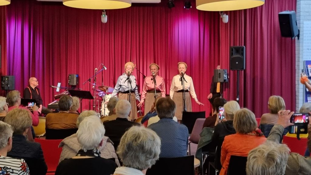 Foto: Drukbezocht vrijheidsconcert bibliotheek Nijkerk
