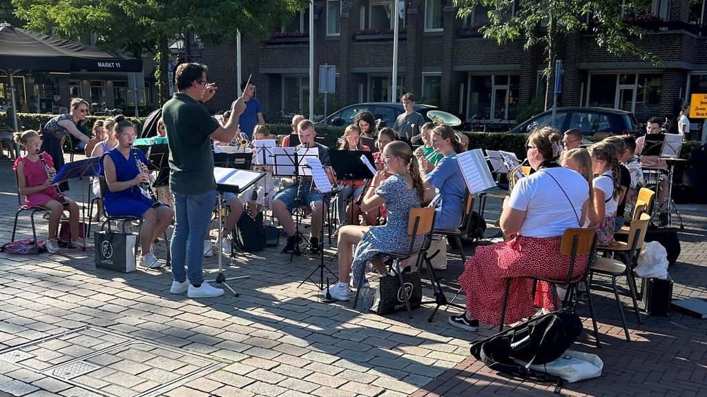 Foto: Starters Harmonie Nunspeet verzorgen zonnig optreden op de markt
