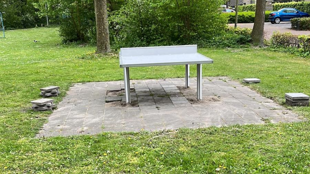 Foto: 6000 euro voor twee nieuwe hufterproof tafeltennistafels