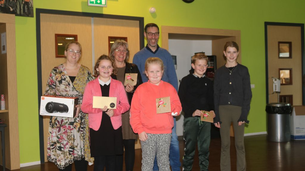 Foto: René Windhouwer reikt prijzen uit voor inzamelen van vuurwerkafval