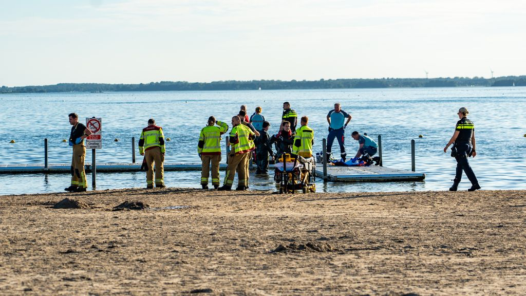 Foto: Zwemmer (24) gewond na duik in ondiep water